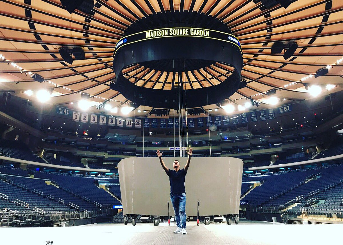 joshmoraless's tweet photo. En este lugar levantaremos el Nombre que es sobre todo Nombre JESUCRISTO #2Sept2017 #Pentecostรฉs #MadisonSquareGarden #MielSanMarcos https://t.co/ErJgwiPjPd