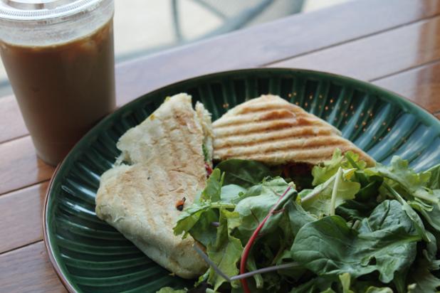 DailyPlanetCo's tweet photo. Fresh greens, a tasty wrap and an iced coffee!! What a combination!
#buffalove #buffalocoffee #wny https://t.co/WYBHtOWqVF