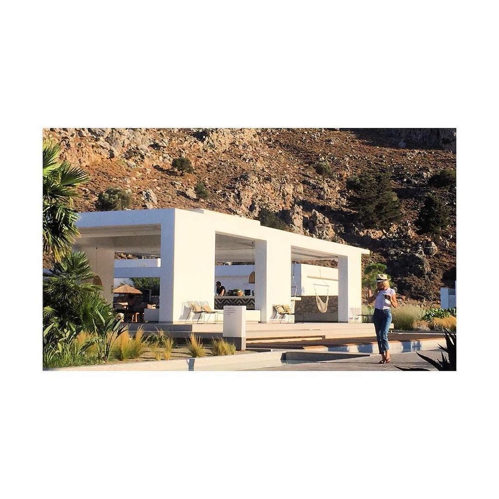 Spotted working on my #travel #journal #amauteur #photographer #nixon #architecture #lifestyle <a href="/lockhatters/">lockhatters</a> ift.tt/2wyVCAo