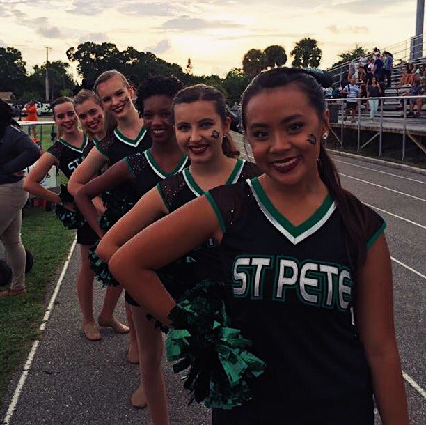 sphsdevilettes's tweet photo. First home game of the season! 😈💚🏈✨ https://t.co/SLcUu5ogZ2