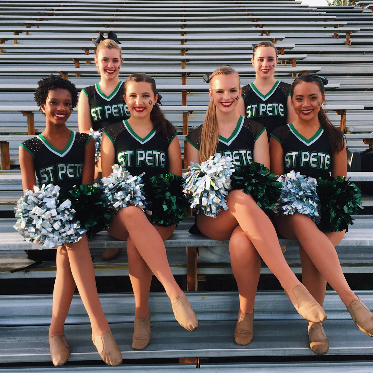 sphsdevilettes's tweet photo. First home game of the season! 😈💚🏈✨ https://t.co/SLcUu5ogZ2