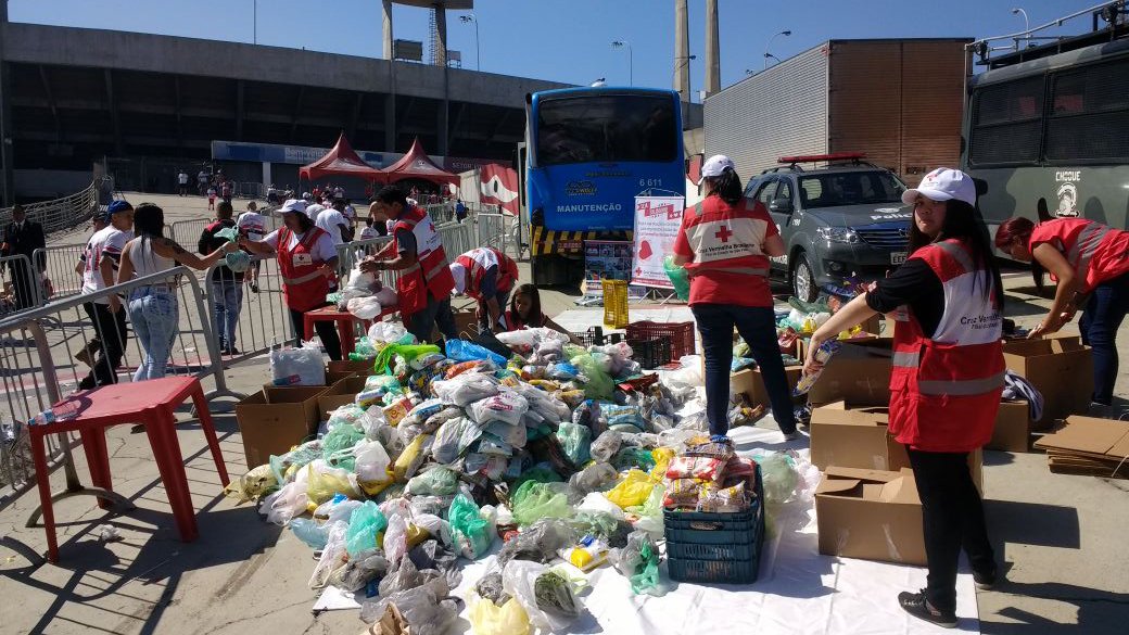 SaoPauloFC's tweet photo. São-paulinos doam número recorde de alimentos à Cruz Vermelha #IssoÉSãoPaulo! 🔴⚪️⚫️ 

https://t.co/H9WqM6eYyJ https://t.co/Q2sMpkzmFo