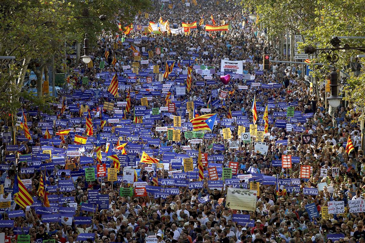 NBCNews's tweet photo. 500,000 take to streets of Barcelona to declare they are "not afraid" https://t.co/IuK7COE5TX https://t.co/Yf51SlWpS2