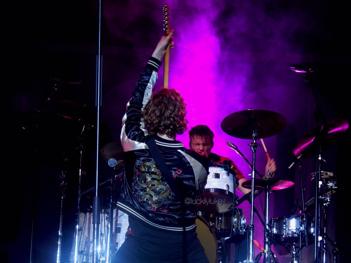 fiveteam5sos's tweet photo. HQ/ Luke e Ash no palco #5SOSDenmark #5SOSCopenhagen 💙✨ https://t.co/7r2PxXGCOg
