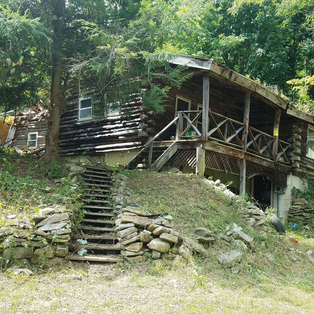 my_big_mouth_'s tweet photo. Progress is being made. You can now actually see the cabin. #nicholascounty #cherryriver #almostheaven #gotowv #fixerupper #diy #logcabin https://t.co/xpBTPHhgDh