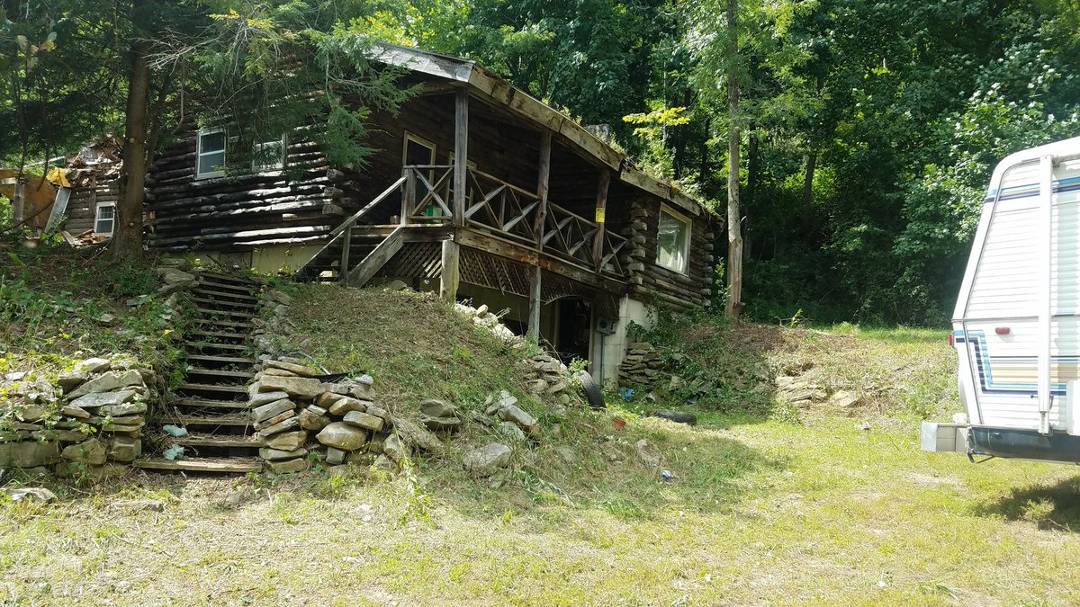 my_big_mouth_'s tweet photo. Progress is being made. You can now actually see the cabin. #nicholascounty #cherryriver #almostheaven #gotowv #fixerupper #diy #logcabin https://t.co/xpBTPHhgDh