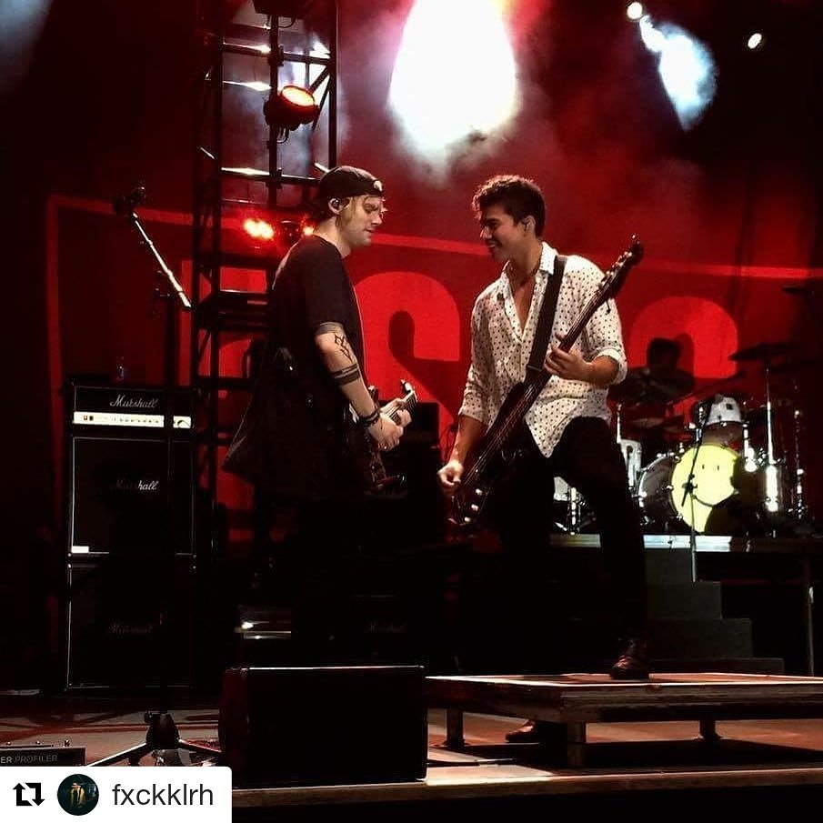 fiveteam5sos's tweet photo. 5sos no palco! ✨💙 #5SOSCopenhagen #5SOSDenmark https://t.co/el634sLKDE