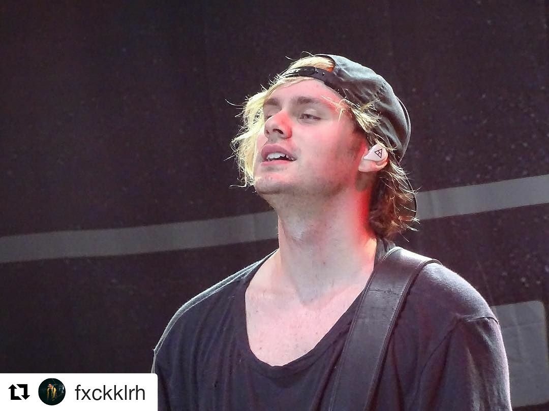 fiveteam5sos's tweet photo. Michael no palco ! #5SOSCopenhagen #5SOSDenmark 💙✨ https://t.co/Q371VGD9c4