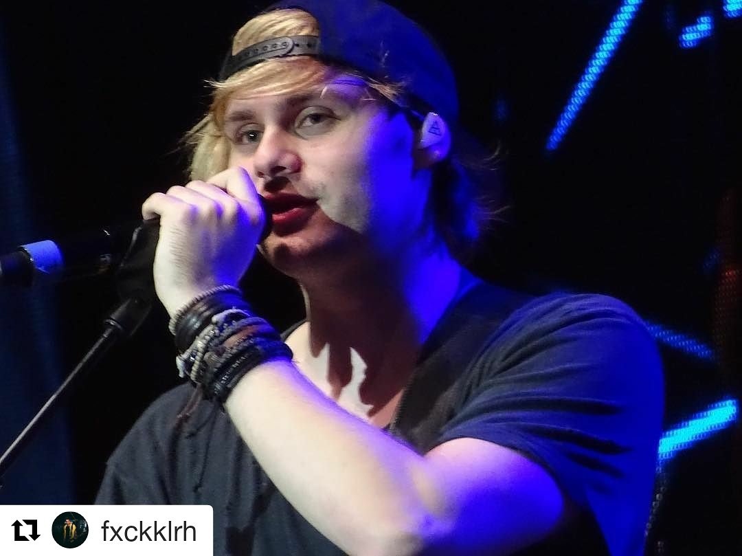 fiveteam5sos's tweet photo. Michael no palco ! #5SOSCopenhagen #5SOSDenmark 💙✨ https://t.co/Q371VGD9c4