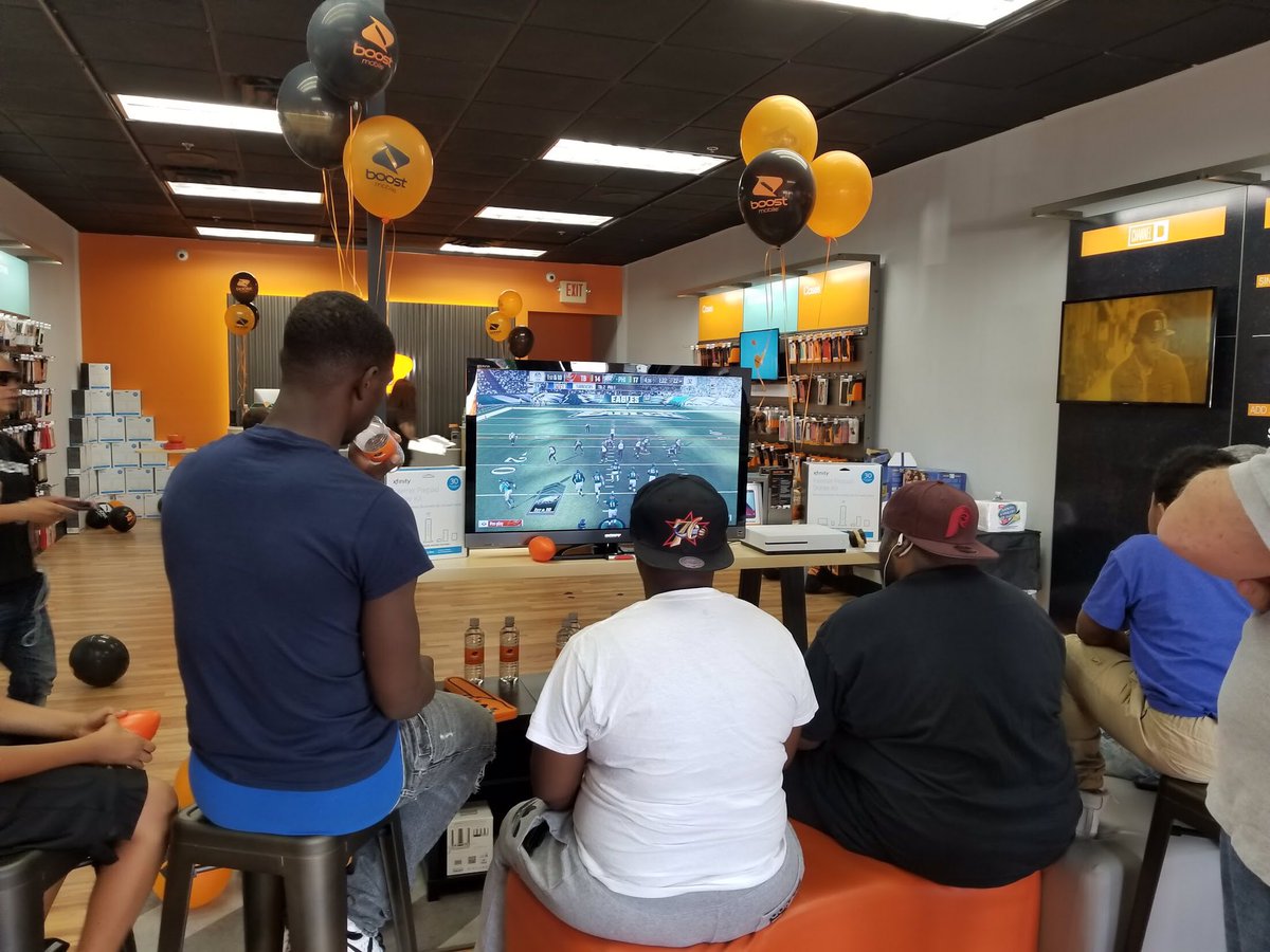 vtruongcao's tweet image. And then there were 8.. 😎🏈🎮 #Madden18 #BoostTakeover #VIP #FlyEaglesFly @SMcgowan763 @JayMiglionico @VIPwireless @arkideas @boostelevate