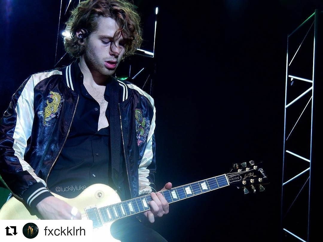 fiveteam5sos's tweet photo. Mais fotos do Luke no palco! #5SOSDenmark #5SOSCopenhagen https://t.co/Q7YsUL089u