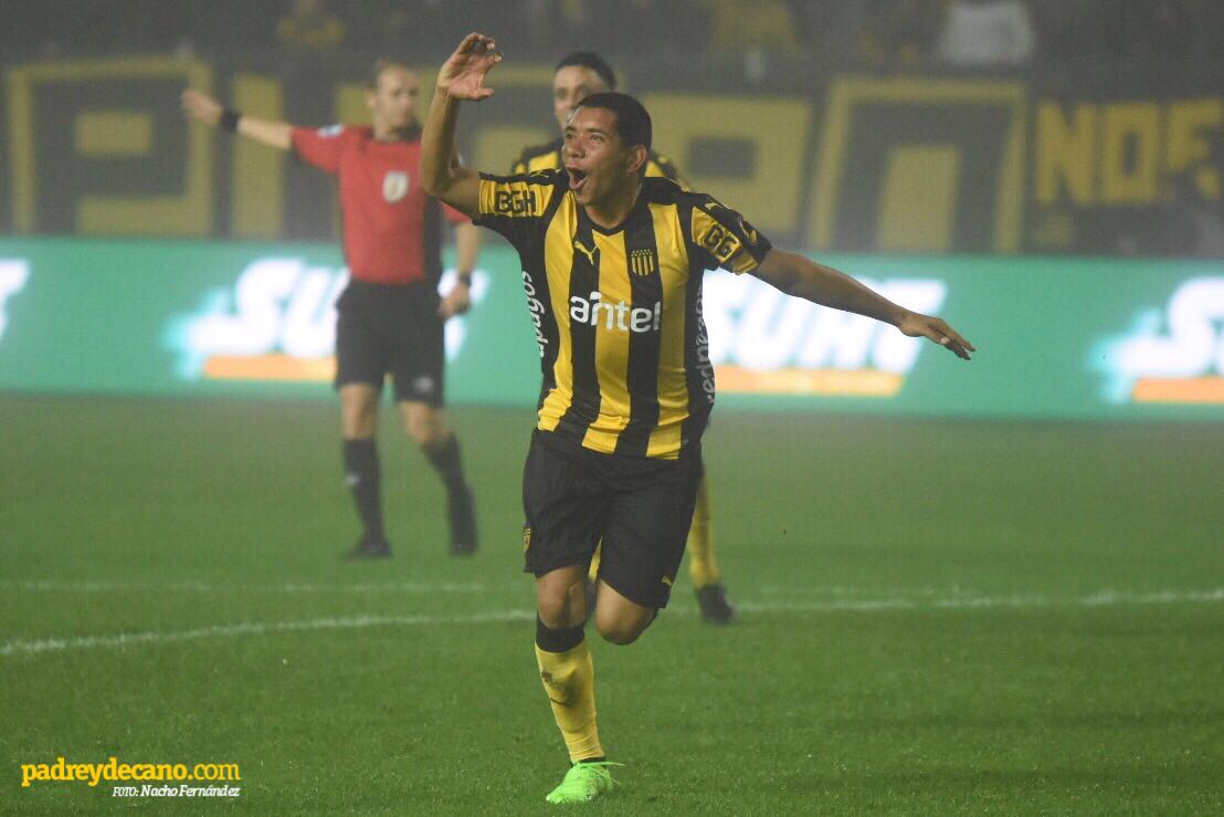 padreydecanocom's tweet photo. El festejo, por @ifernandezantia #JuegaPeñarol https://t.co/ZenY8gxboD