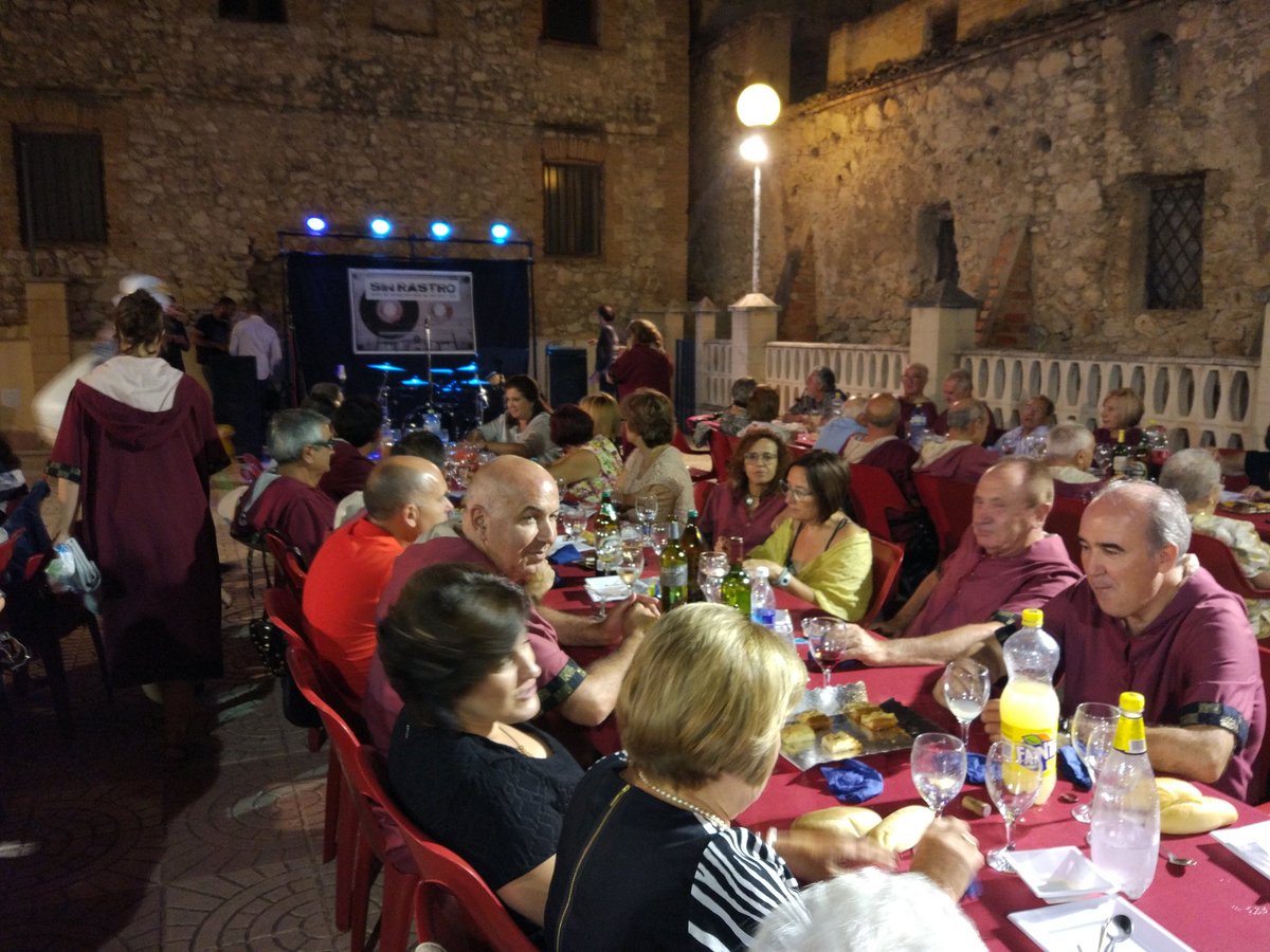 CidesOntinyent's tweet photo. Sopar de la #PrimerTró . Aquesta nit ens toca ballar amb el grup "Sin Rastro". Animeu-se a acompanyar-nos! https://t.co/X8YGx5mTjS