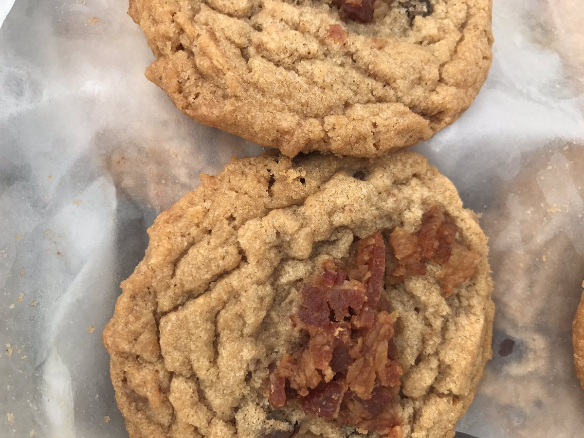 planolockhart's tweet photo. Chocolate Peanut Butter & BACON cookies!! @HugsCafe #mf1k https://t.co/adEMNLp2Lx