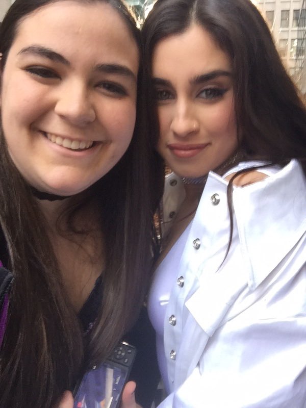 NiallCapaldi22's tweet photo. @LaurenJauregui Do you remember meeting my best friend @NYharmonizerLMJ ??? #HeLikeThatVideo #Round2Soon https://t.co/DQbdKkURMb