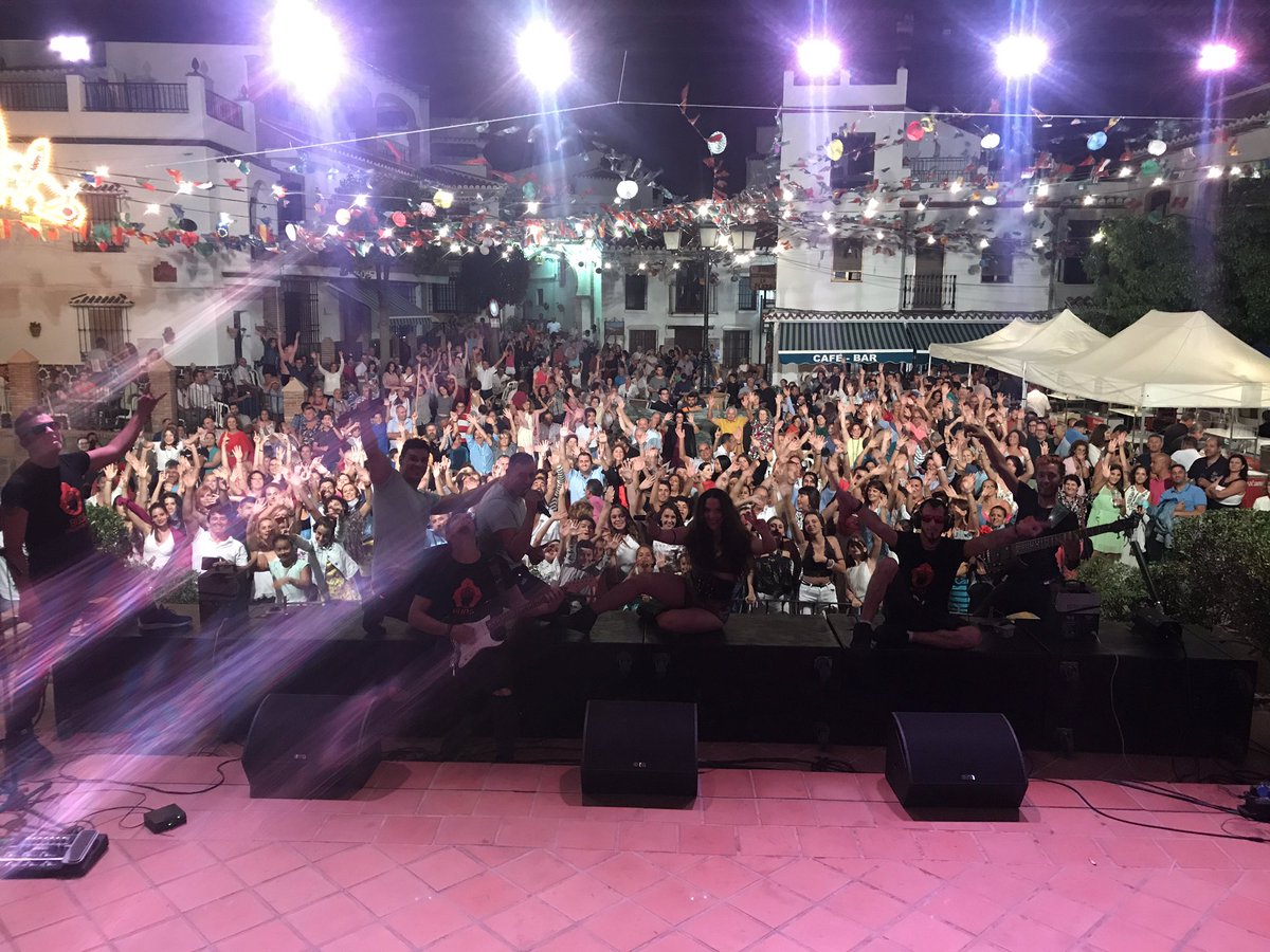 BudaOrquesta's tweet photo. Segundo día en Comares ( Málaga ) y ya nos sentimos como en casa mil gracias por contar con nosotros !!!!#malaga#comares#orquesta#buda https://t.co/ZP6FjKICn0