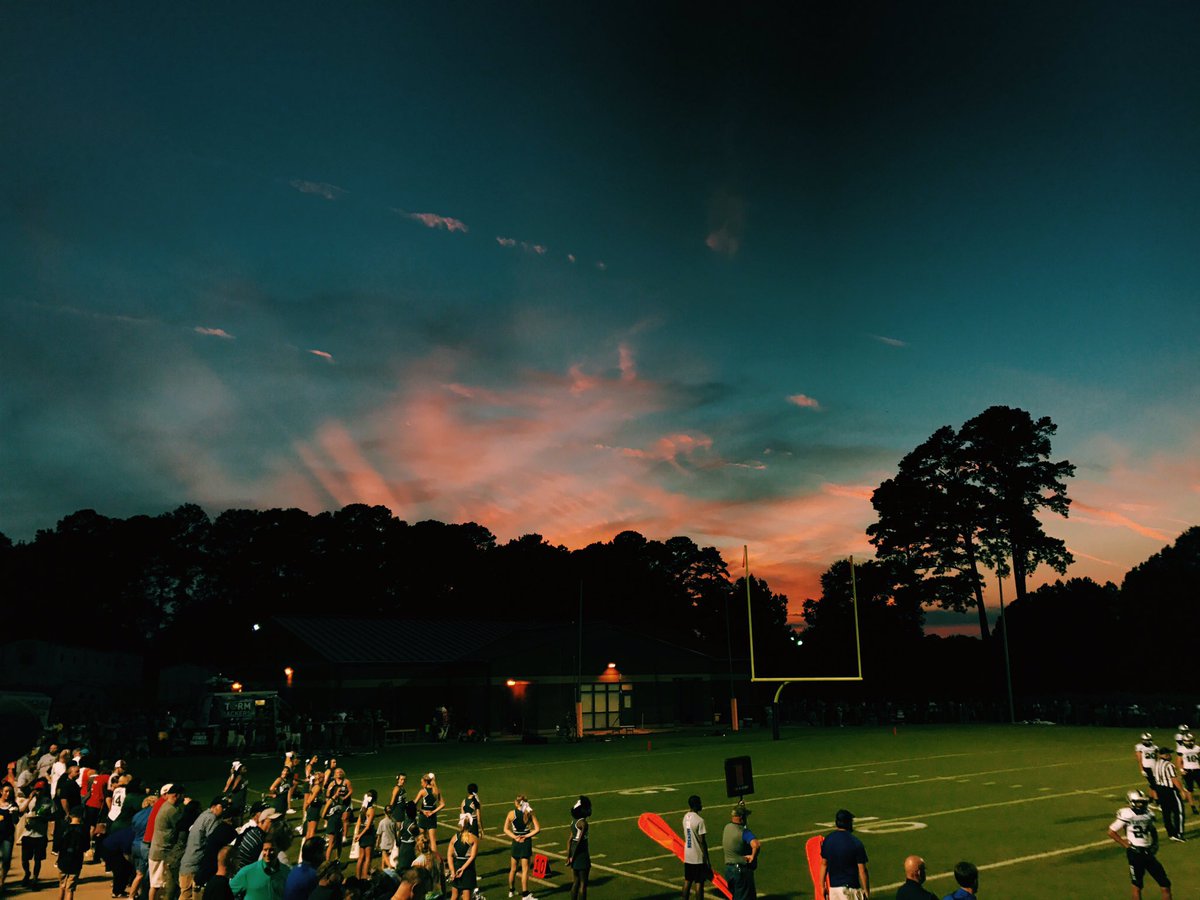 madison_morvik's tweet photo. The sky matched our theme #tyedye #livelikelogan #TR18E https://t.co/kK7rb6nIHf