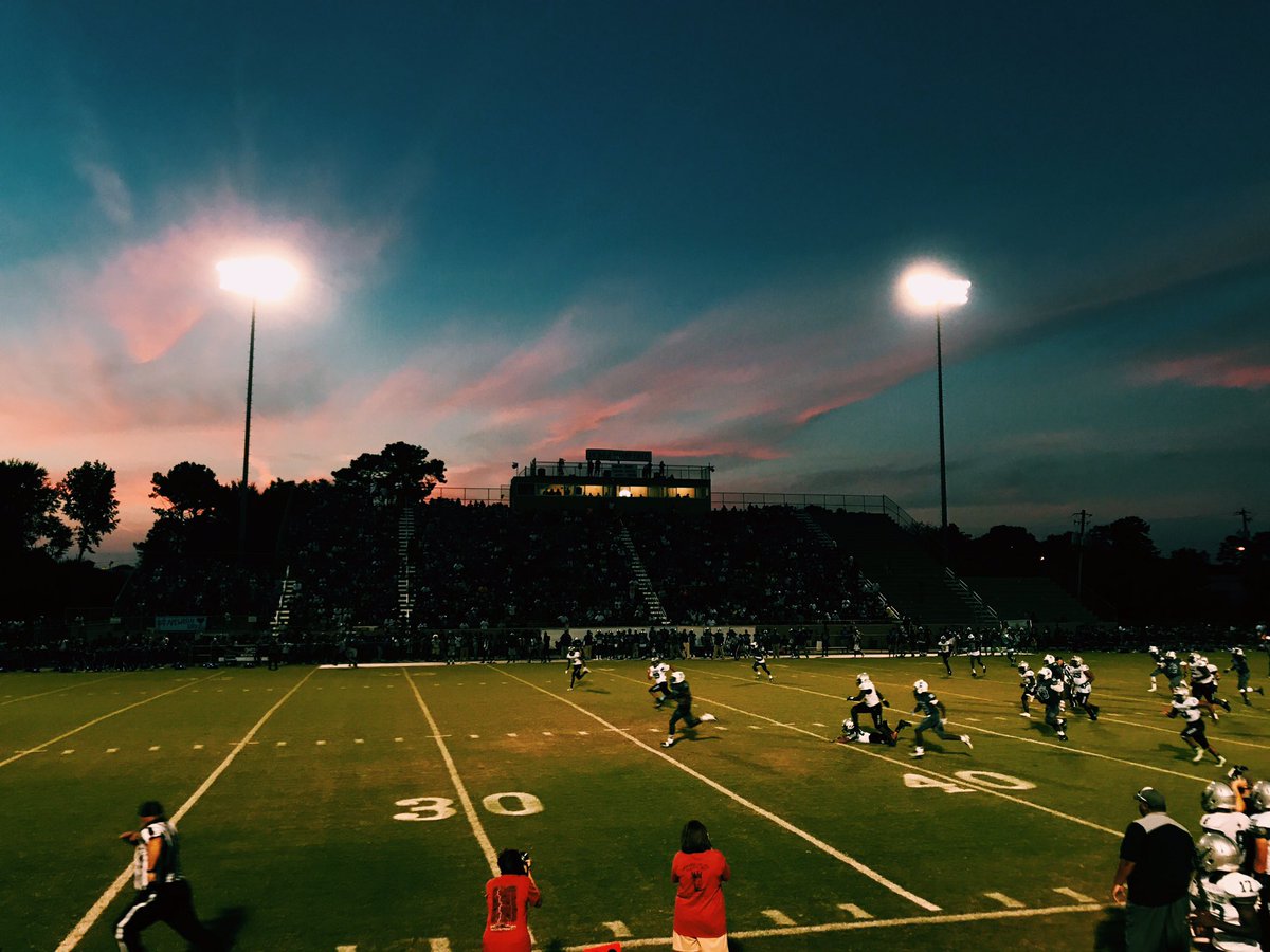madison_morvik's tweet photo. The sky matched our theme #tyedye #livelikelogan #TR18E https://t.co/kK7rb6nIHf