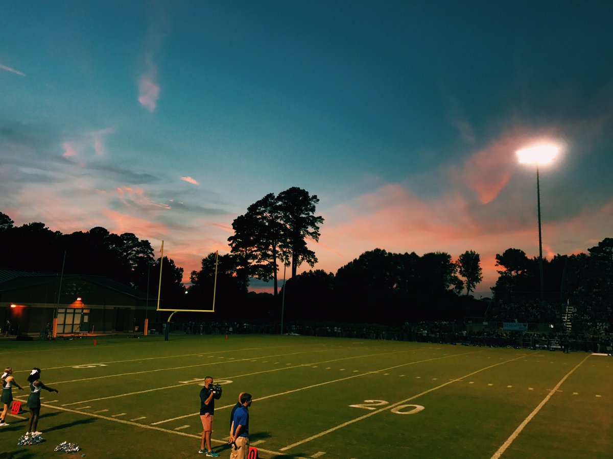 madison_morvik's tweet photo. The sky matched our theme #tyedye #livelikelogan #TR18E https://t.co/kK7rb6nIHf