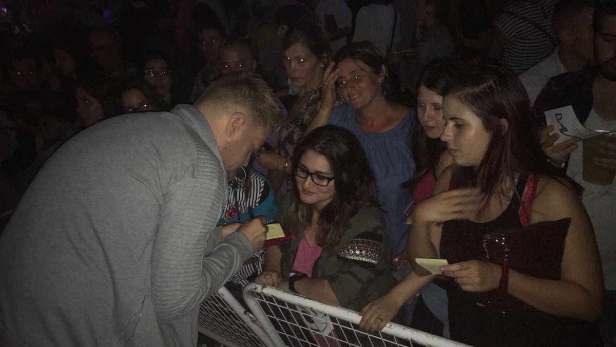 ZambraAgency's tweet photo. Ahí tenéis a @DavidPopMusic atendiendo al #EjercitoPop #Noia #Concello #SanBartolome https://t.co/7Cox6yHAM4