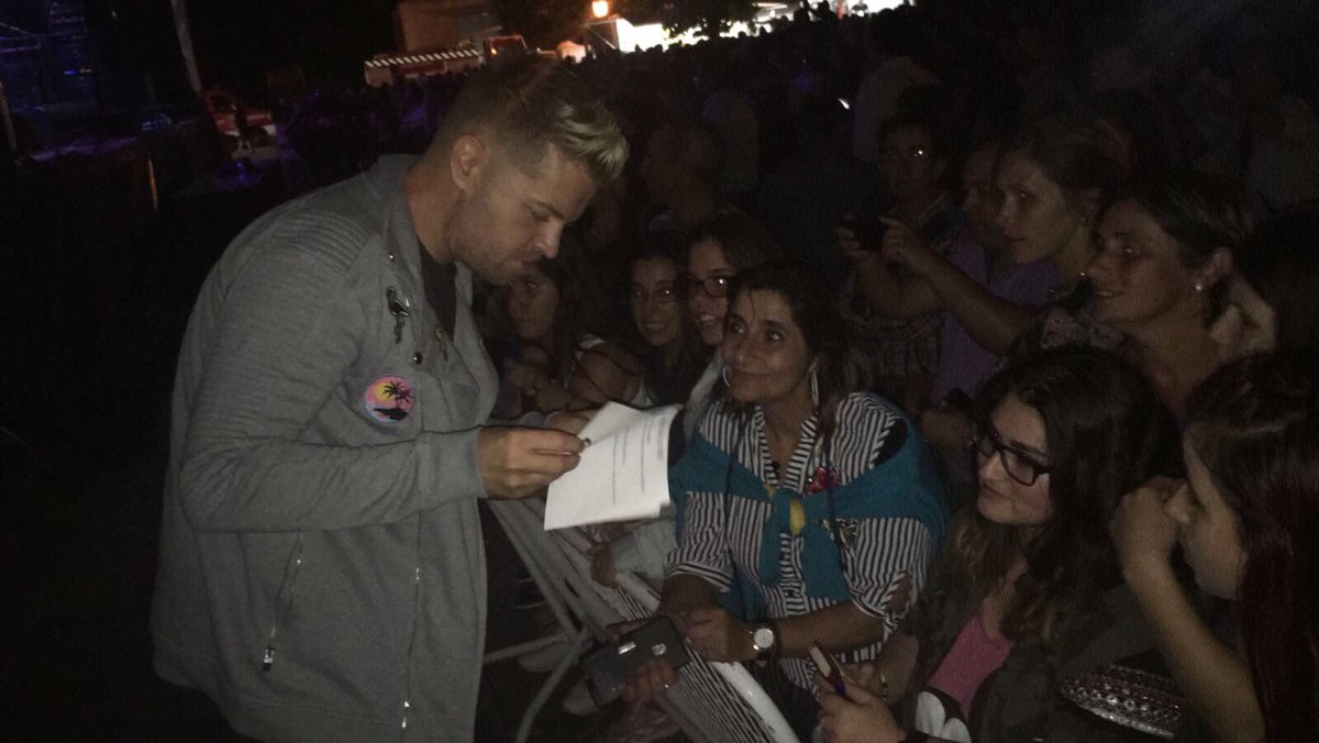 ZambraAgency's tweet photo. Ahí tenéis a @DavidPopMusic atendiendo al #EjercitoPop #Noia #Concello #SanBartolome https://t.co/7Cox6yHAM4
