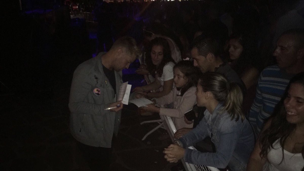 ZambraAgency's tweet photo. Ahí tenéis a @DavidPopMusic atendiendo al #EjercitoPop #Noia #Concello #SanBartolome https://t.co/7Cox6yHAM4
