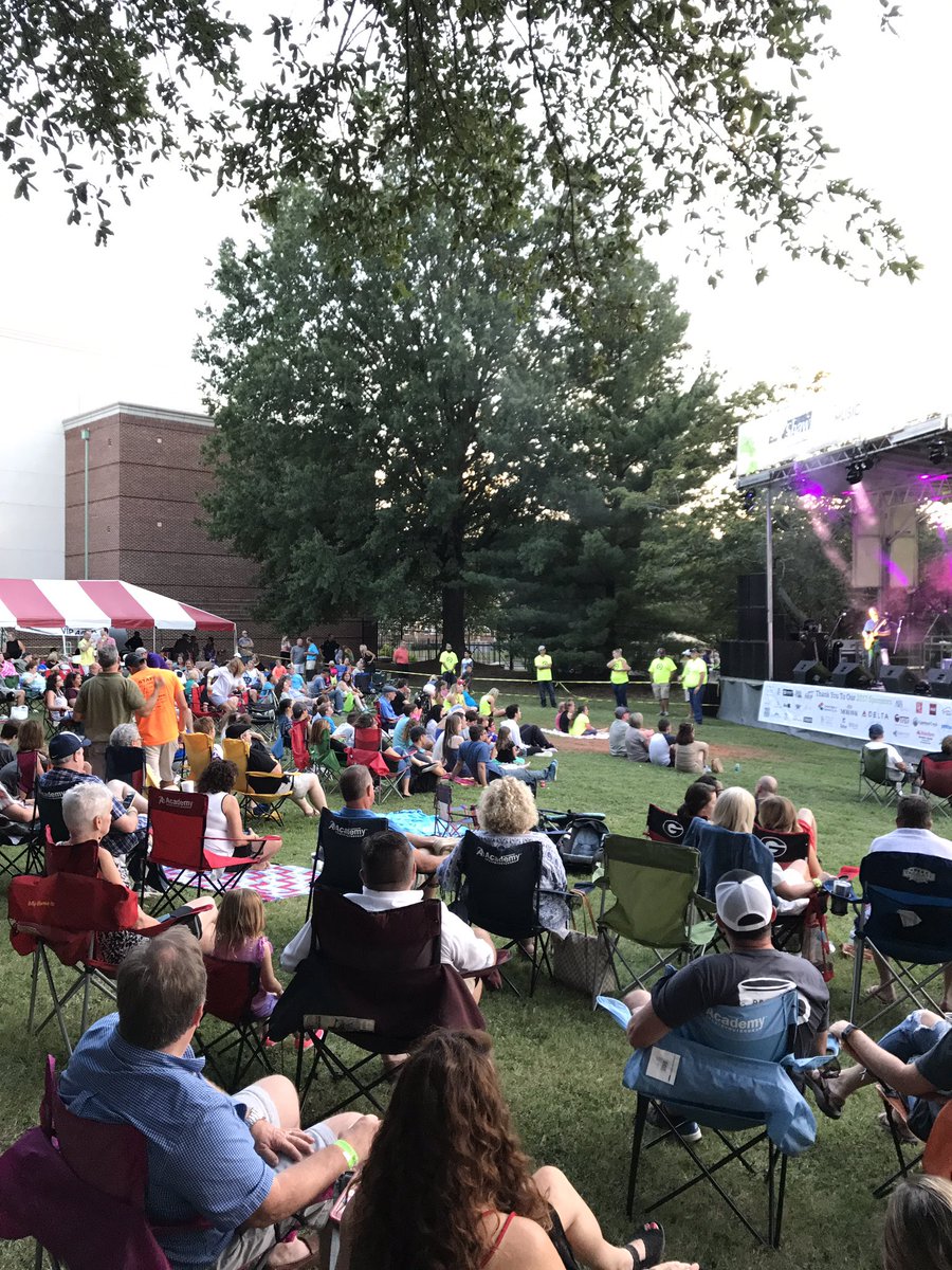 CharlieBethel's tweet image. Dalton Green is filling up for the #FHMusicFestival. Evening ends with #DrivinNCryin! #90sFlashback