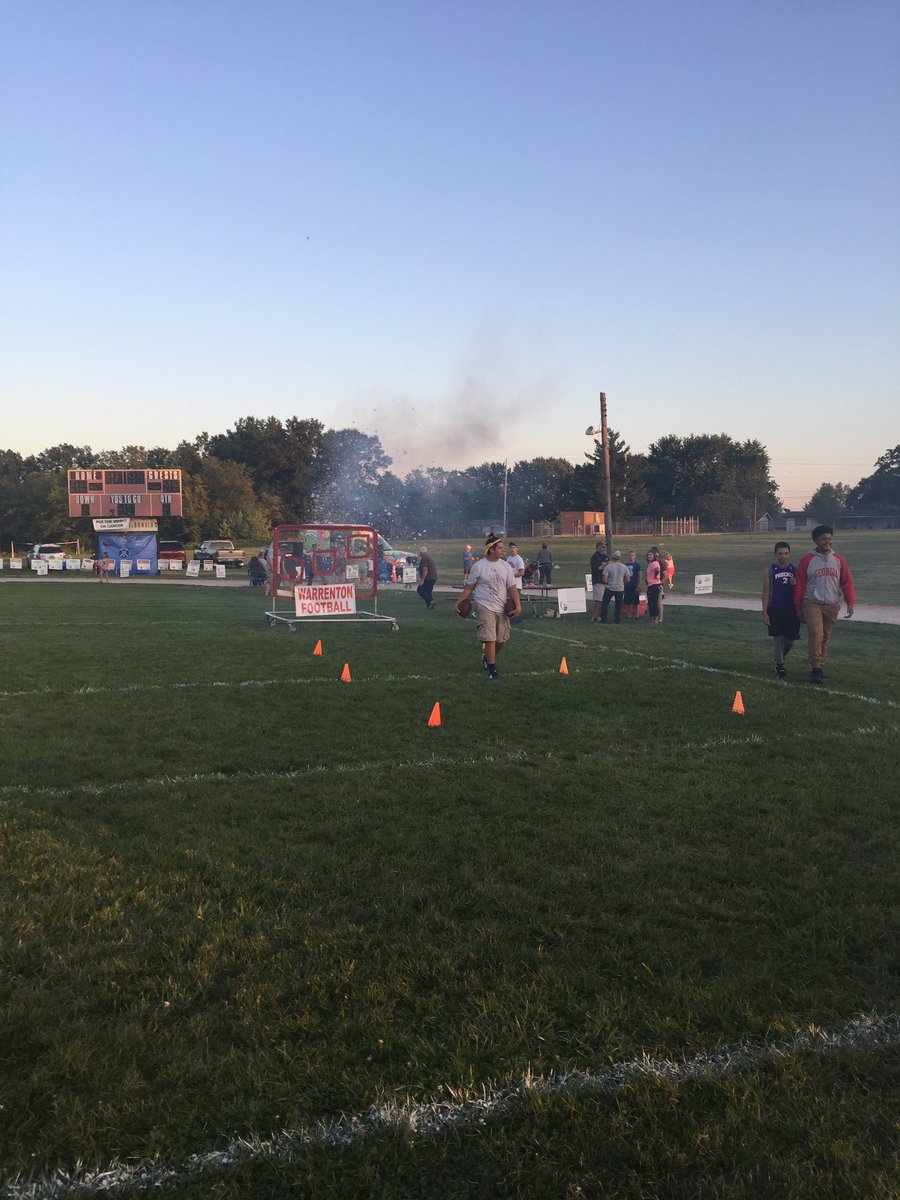 BobbySpoonster's tweet photo. Thank you @WarrFootball for giving back to your community tonight at Relay for Life! #WHSGivingBack #OneCommunity #wcr3 https://t.co/Mj9v55sHPc