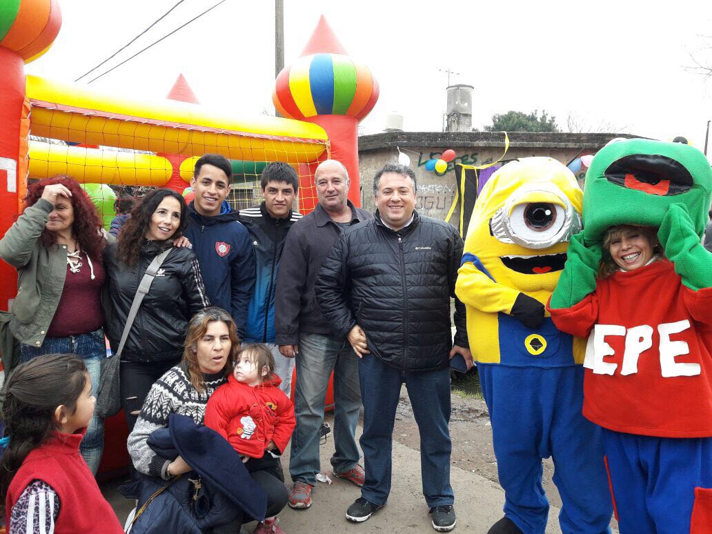 arenacarlos's tweet photo. Barrio La Loma junto a Mimí y equipo de difusión festejando el día del niño. Acompañado por el concejal 
@diegorey_333 https://t.co/9dvqOJfrqQ