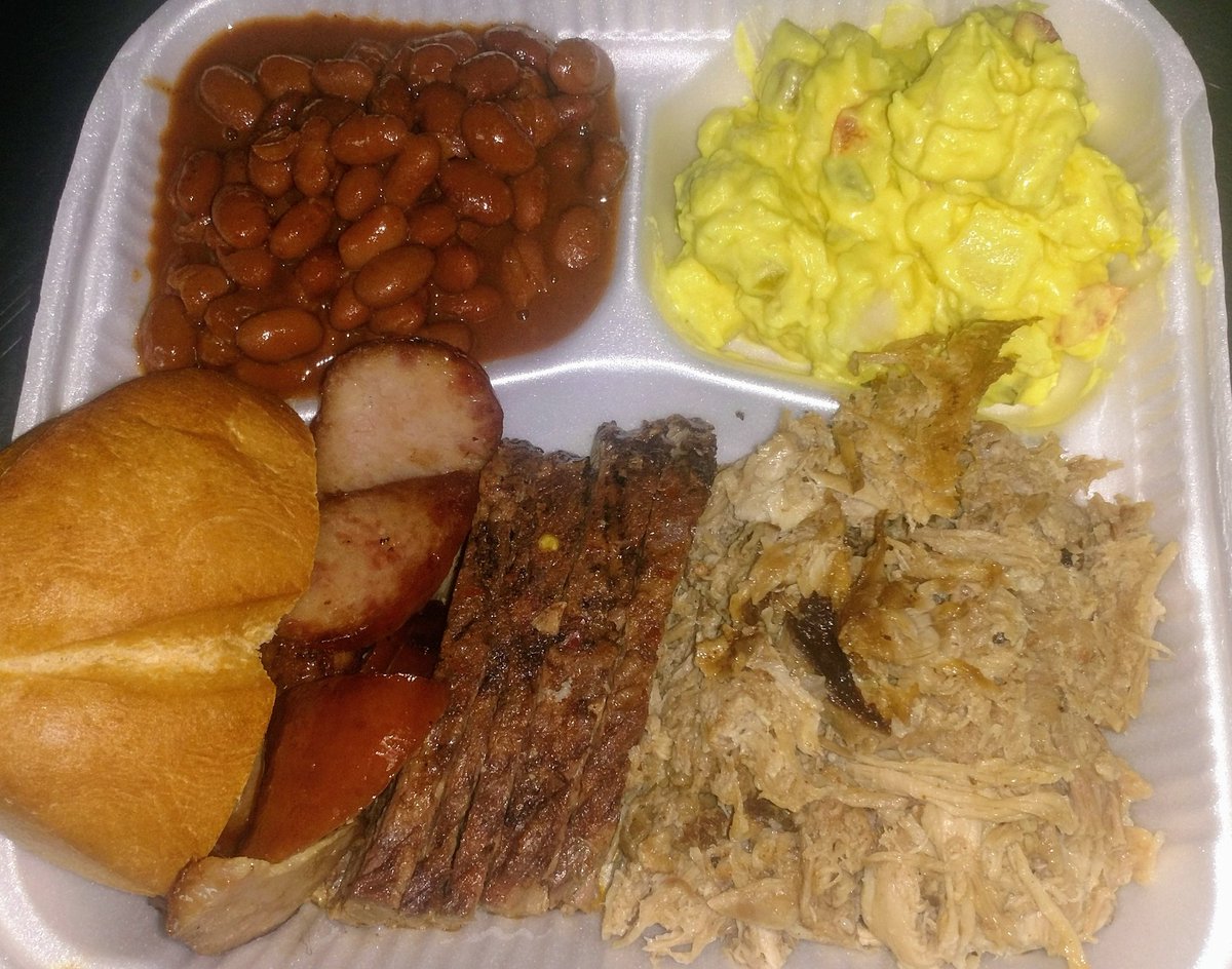 reddswtxbbq's tweet photo. Come out and enjoy some great BBQ at 170 S. Darrington across from Walmart. #realbbq #grub #horizoncity #mesquitesmoked #locallyowned https://t.co/zP1ou4xekZ