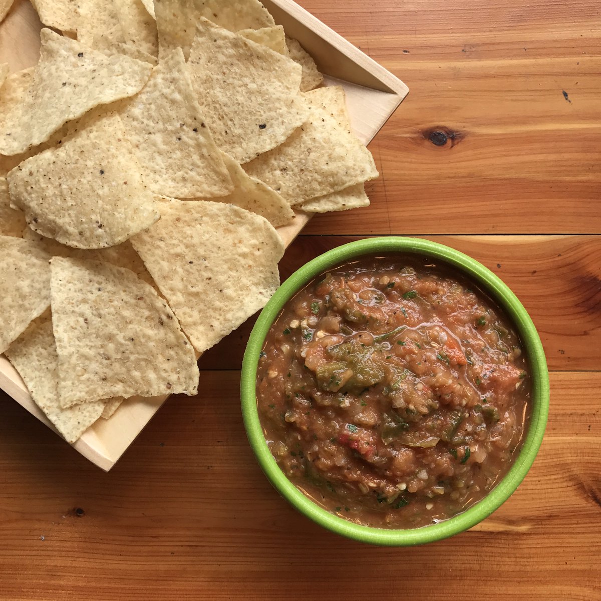 tshelburn's tweet photo. Habanero, jalapeño and hatch chili peppers smoked on a @rectecgrills RT-680 to make salsa! Boom 💥 #rectec #rectec680 #rectecgrills #salsa https://t.co/wGvXwHEpAq