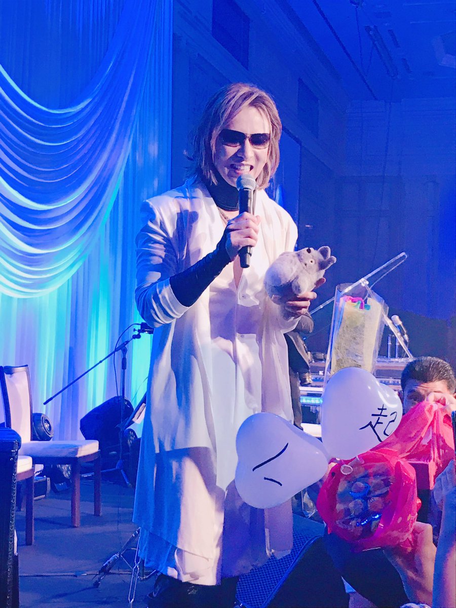 YOSHIKI with T ✨
グラミーか何かの話をしている時、「鉄パイプみたいなのに座ってぇ〜」ってYOSHIKIさんが言った時、「それ言うならパイプ椅子やww」って悶え死んだ事を思い出しながら、私は今日のイベント仕事をがんばります✊️