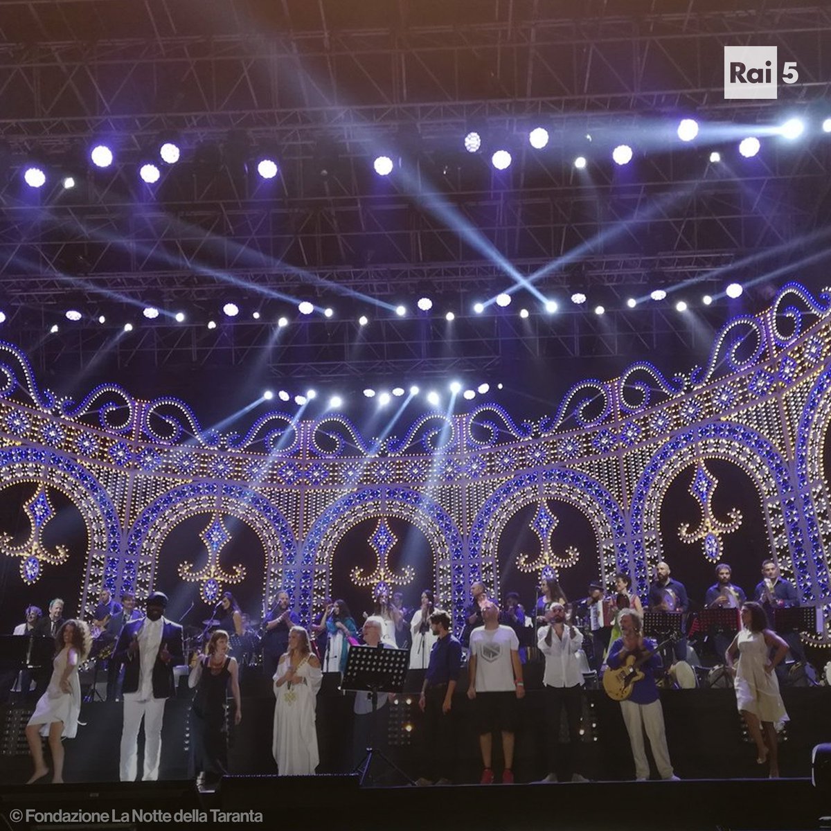 raicinque's tweet photo. Il brano finale di @TarantaTweet è #Kalinifta, un classico della tradizione salentina. Grazie a tutti per averci seguito! #Taranta20 https://t.co/G8BAJZYcOV