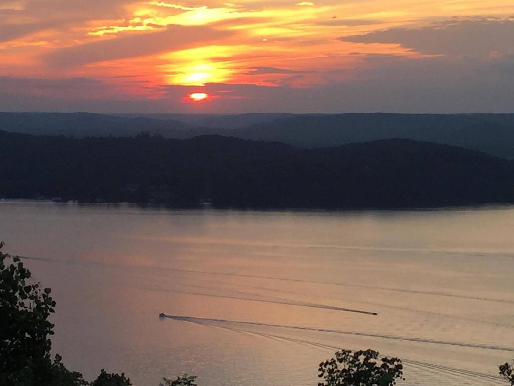 Ross1978's tweet photo. @simpsonwhnt @spann @BradTravisWAFF Lake Guntersville Sunset, photo from Dana Lloyd #alwx #vallywx https://t.co/RnKtYJefJo