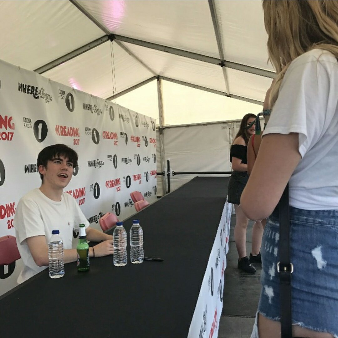 DeclanArgentina's tweet photo. Declan con fans ayer en el Reading Festival. https://t.co/Hvawnxj7oV