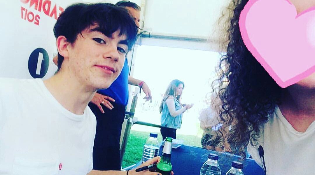 DeclanArgentina's tweet photo. Declan con fans ayer en el Reading Festival. https://t.co/Hvawnxj7oV
