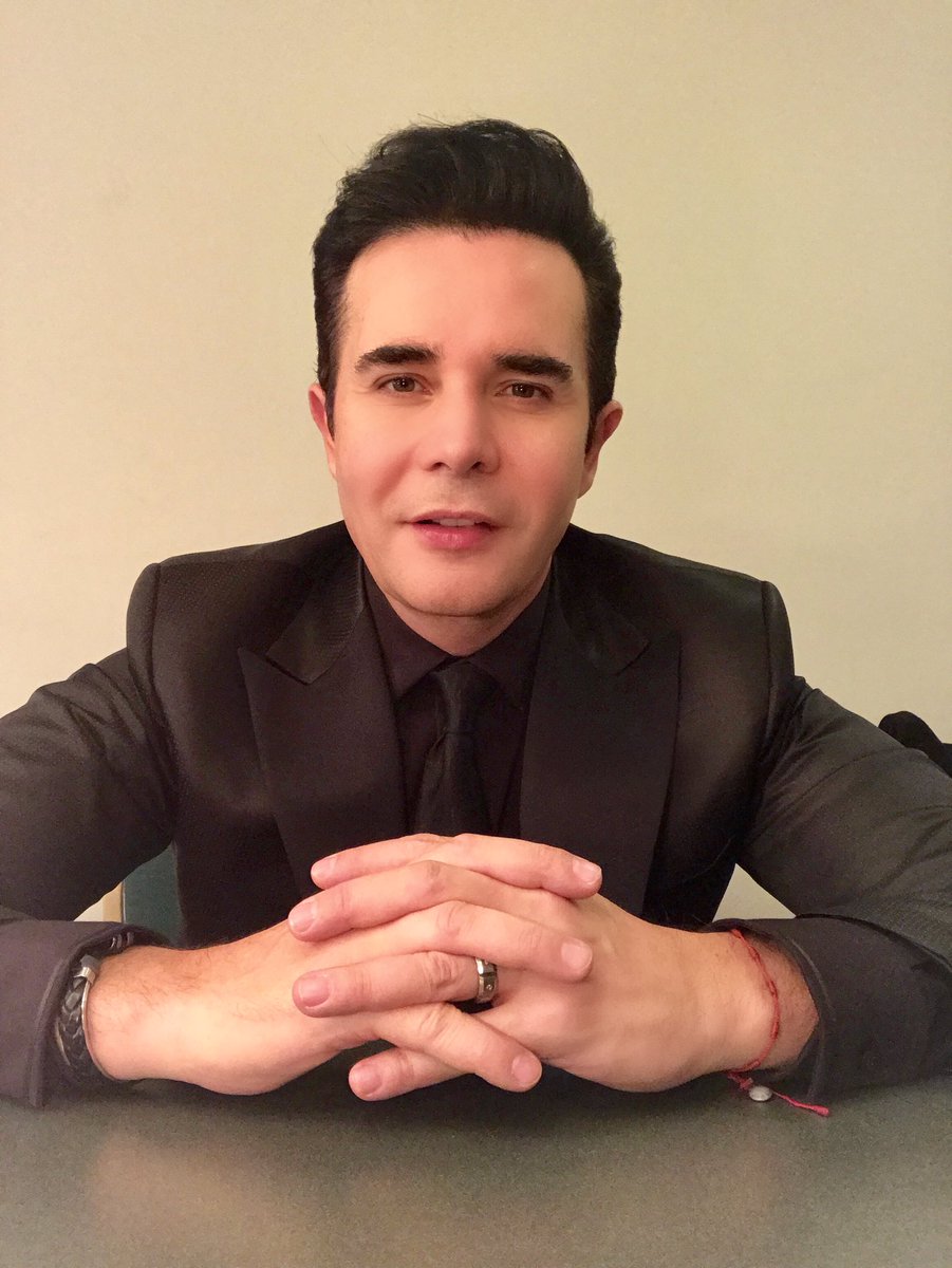 Josecantoral's tweet photo. Saludossssss, en el camerino, teatro de la Ciudad CDM #FestivalMundialDelBolero https://t.co/LWNYLp10GL