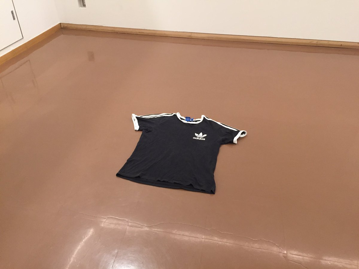 鬩展@伊丹市立美術館もついに本日が最終日です。棚田康司さんの43日間の公開制作も今日で終わります…毎日着ては洗った相棒・作業用Tシャツもついに再起不能になりました。いよいよ最後の8時間！フィナーレにむけてカウントダウン！