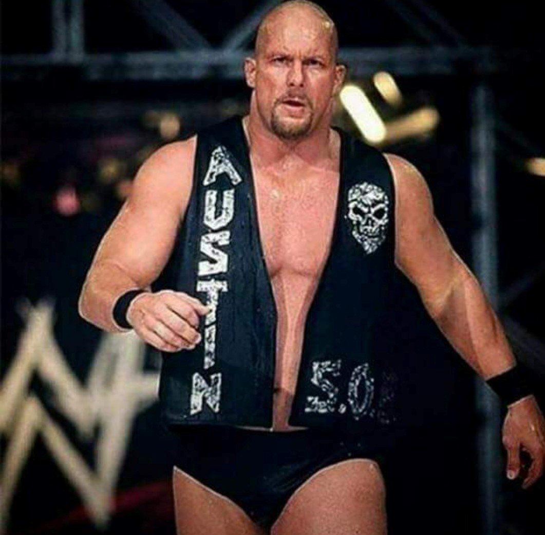 hanzalla666's tweet photo. Imagine that, half way through the #MayweathervMcgregor fight, you hear a loud glass smash and this man walking down towards the ring. 😂🔥 https://t.co/pPiAOcxCW4