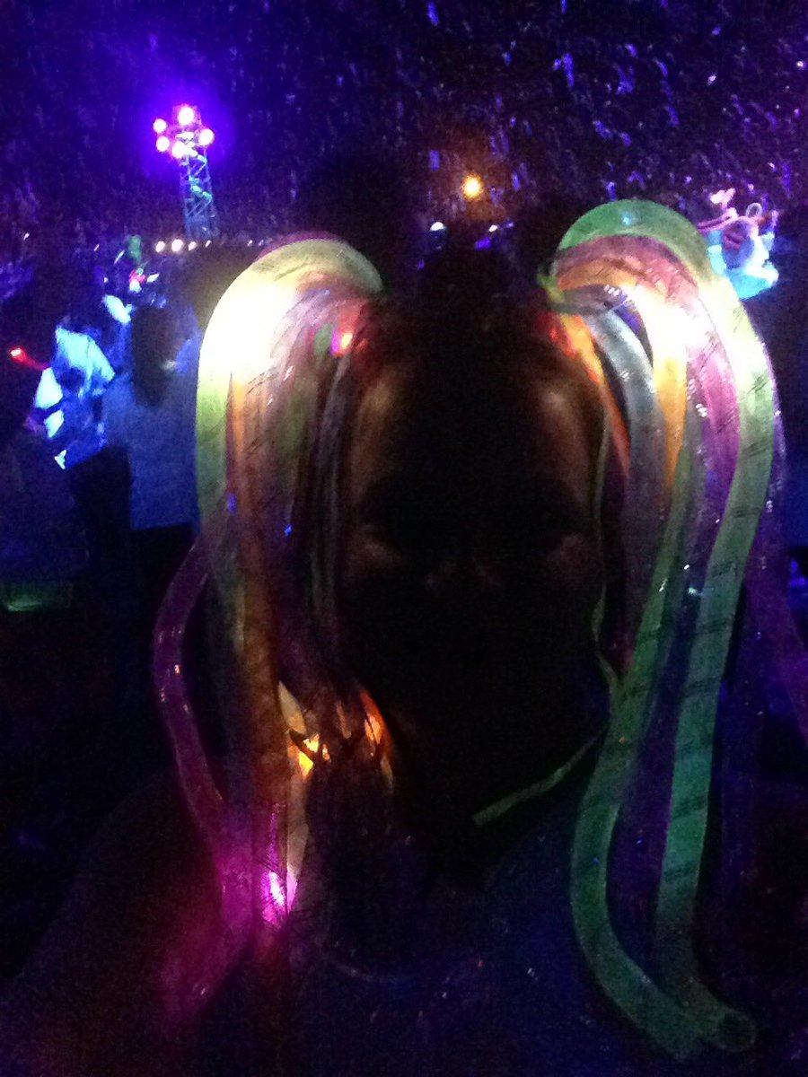 lndsyblnd's tweet photo. #FoamGlow https://t.co/a17VB2XLk5