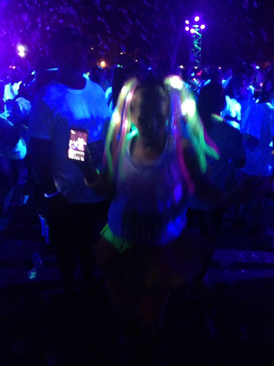 lndsyblnd's tweet photo. #FoamGlow 2017 https://t.co/fxMq2j6v7X