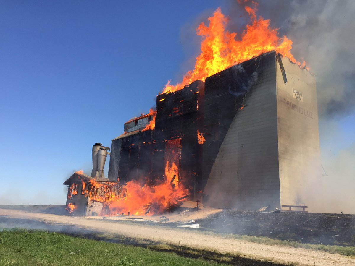 Beets73's tweet photo. Our elevator burnt down today. Within 90min it was a pile of rubble.Was on my way to dump our last load of peas in it.#prairielandmark https://t.co/nGNUMhVqjn