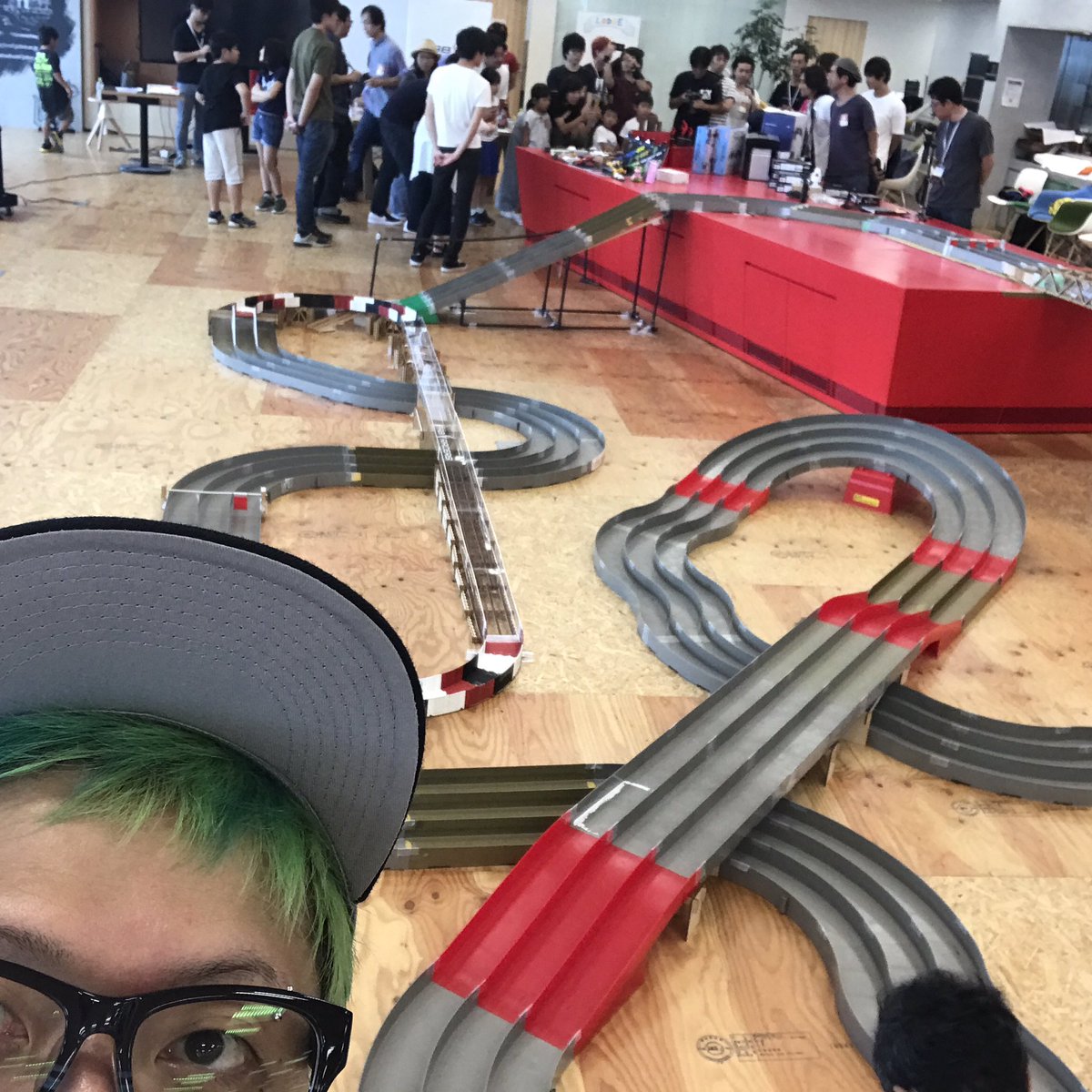 c_p_y's tweet photo. FAB RACERSイベントでした。
創意工夫の魔改造マシンレース
適当司会してきました。
ちなみに大会副委員長（笑
https://t.co/hNjU4037Wt

#FABRACERS #FAB4wd #mini4wd #tamiya #fabcafe https://t.co/Dltv5jOKQU