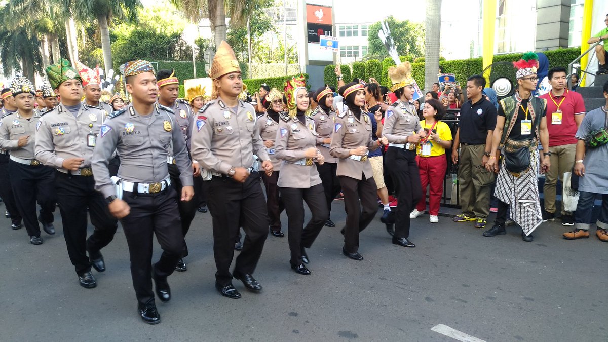 Kemlu_RI's tweet photo. Salah satu penampilan menarik di #ParadeASEAN50 hari ini dipersembahkan oleh Polri yg berparade dengan sepatu roda. #ASEAN #ASEAN50 https://t.co/cYwPFwulKx