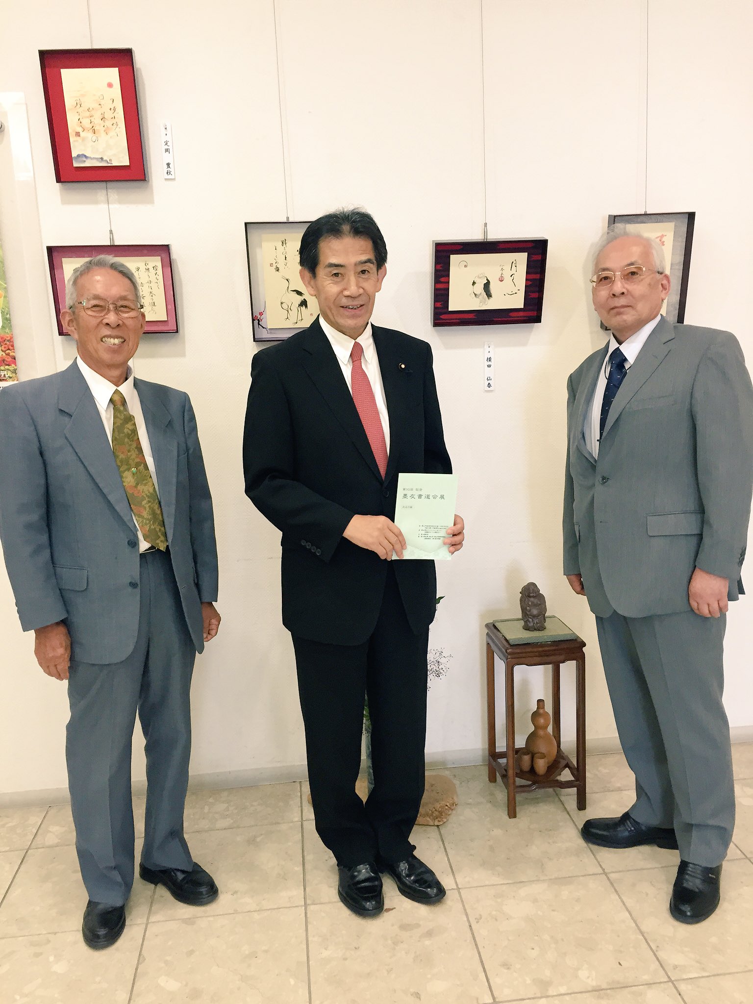 あいさわ一郎 on X: 27日「第10回墨友書道会展」が岡山市北区で。横田仙春会長らにご挨拶。多数の会員の方々が出品。若い世代が多いのが心強い。しばし書道談義。いま学校では「書道」ではなく「書写」に。やっぱり書道じゃなきゃ。姿勢を正して墨をする。初めから墨液  ...