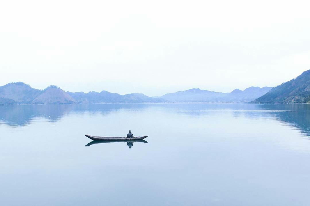 TravelID_'s tweet image. RT "RT "RT iloveaceh: "Accept what is, let go what was #exploreaceh" Lut Tawar Lake, Aceh Tengah … https://t.co/I9DrtmD0OB""
