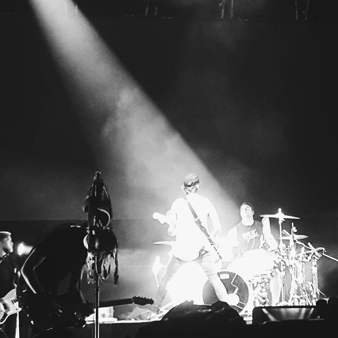 deotectonics's tweet photo. I won't forget the good times.🎶🎸🎶

@AllTimeLow : Young Renegades tour Manila 8/22/2017. @PULPLiveWorld @Vernon_Go #ATLinManila2017 #ATLxAII https://t.co/slNrpCRt4q