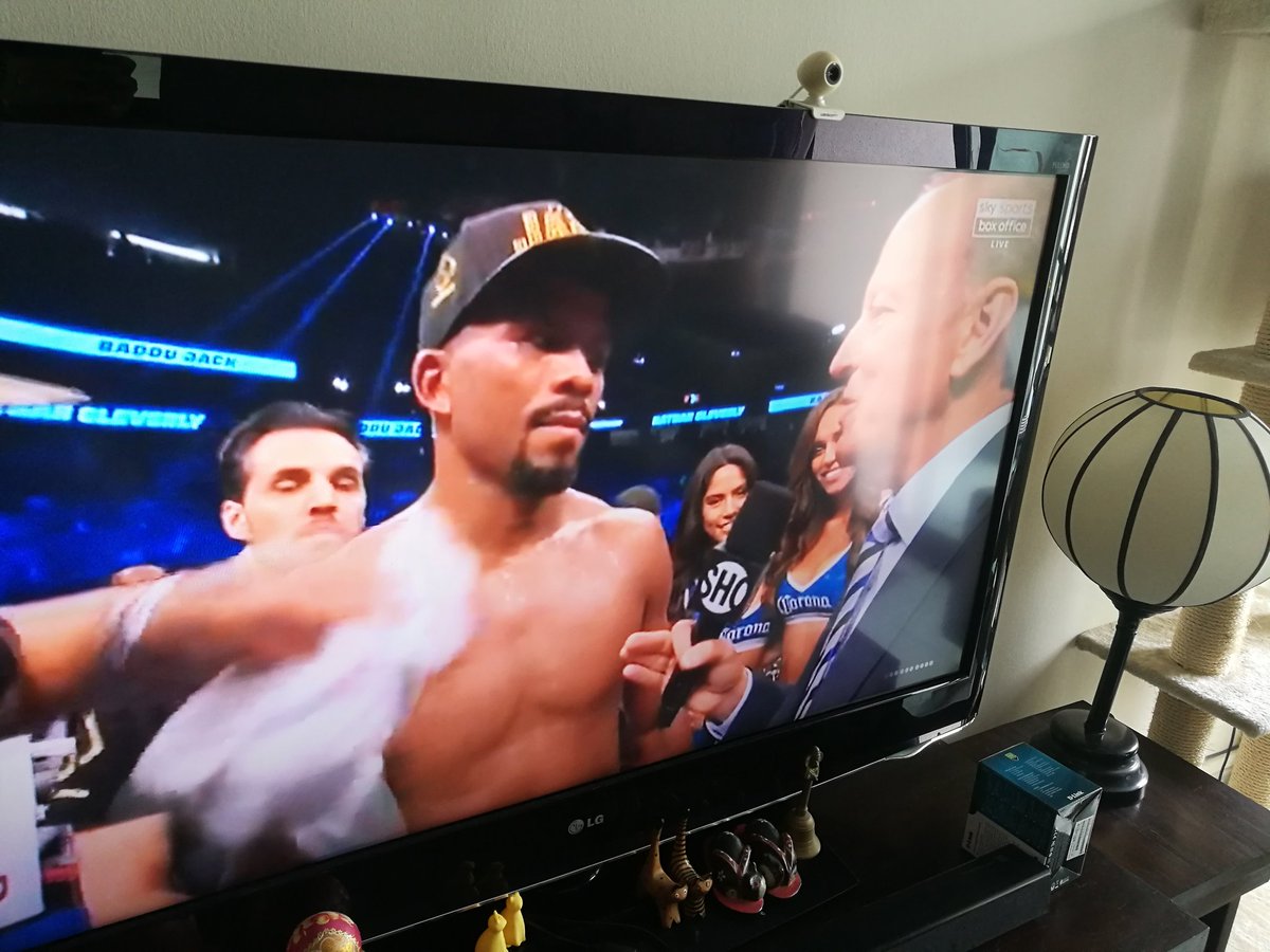 Rahmat__As's tweet image. The 2 girls behind tho.. Haha. #FloydvsConor