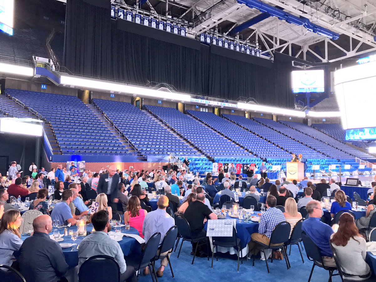 CoachCalArk's tweet photo. Another special night! The #FantasyExperience auction generated $300K for charity! https://t.co/obJ6P0GkxM
