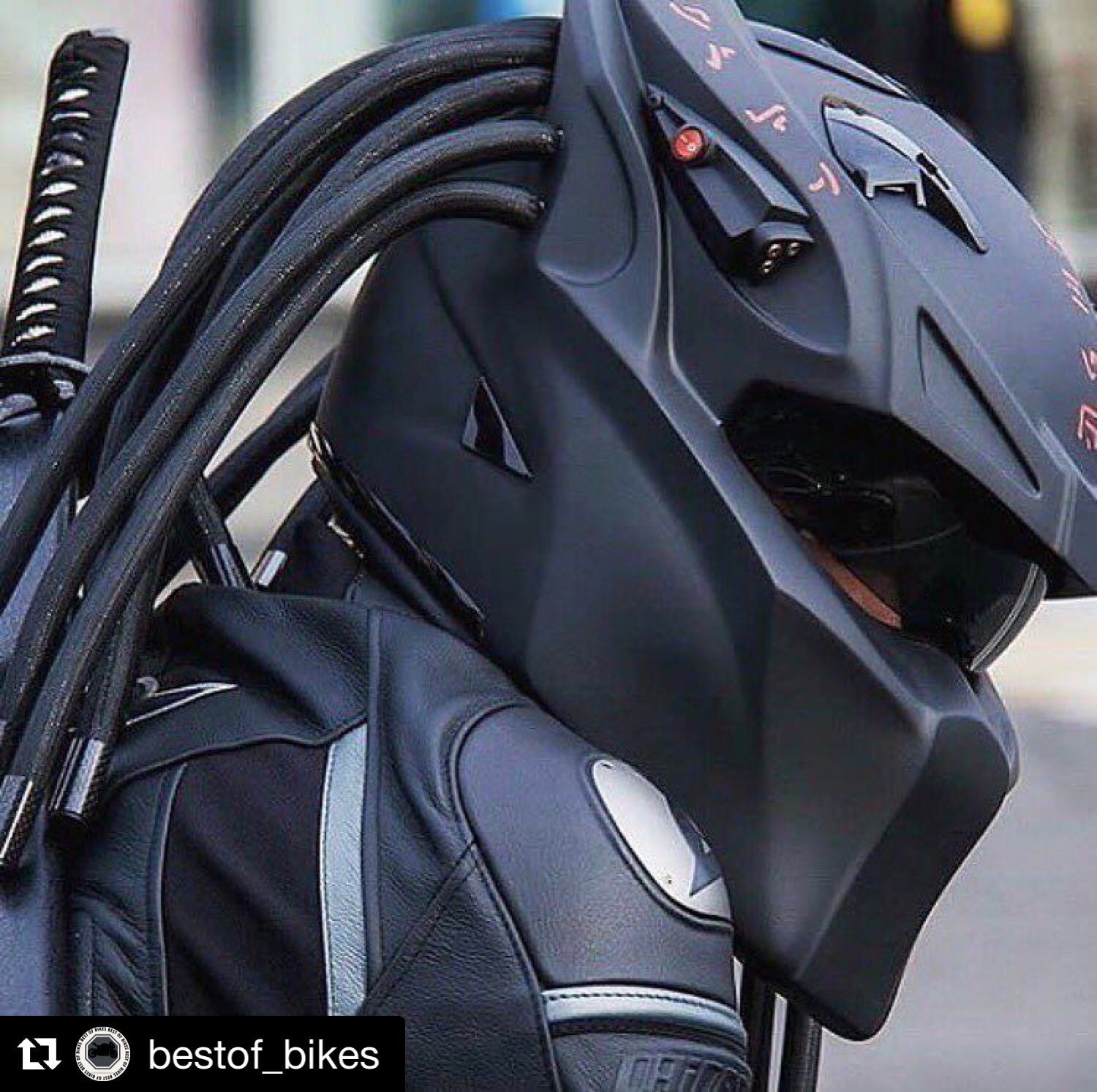 Barbones Twitterissä: no cascos, pero esos cascos están bien chidos, qué piensan? #helmet #casco #moto #BarbonesMX Foto de @bestof_bikes / Twitter